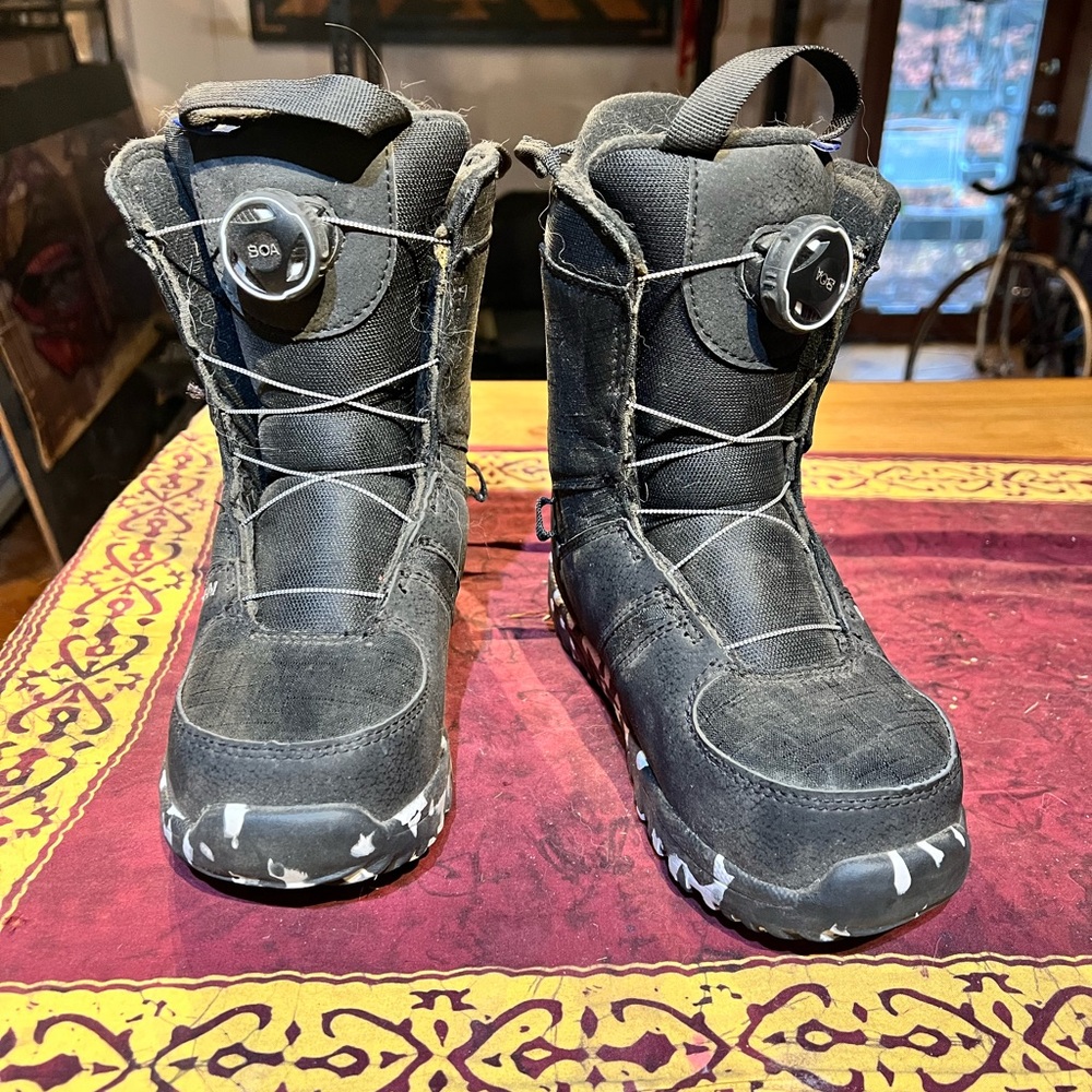 Kids Black youth zip line snowboard boot, black boa closure
